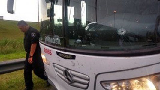 Violencia en el fútbol: Atacaron a balazos un micro de hinchas de Unión que viajaba a Brasil