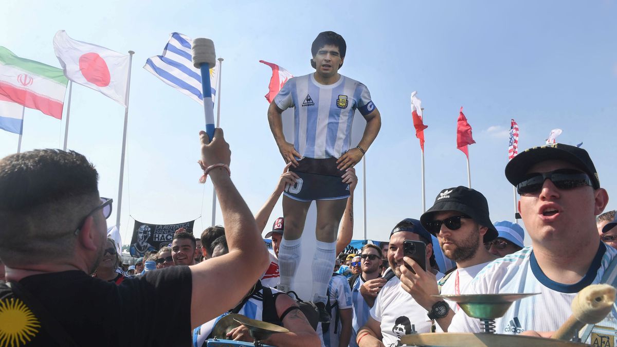 La figura de Diego Maradona, presente en el banderazo realizado en Doha (Foto: T&eacute;lam).