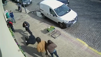 La Plata: una conductora discutió con una peatona, se bajó del auto y le dio una golpiza (Foto: captura de TV).