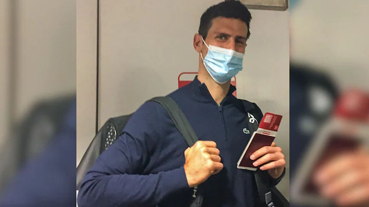 Nole Djokovic, pasaporte en mano, llega a Dubai deportado desde Australia (Foto: Pro Iqro News)