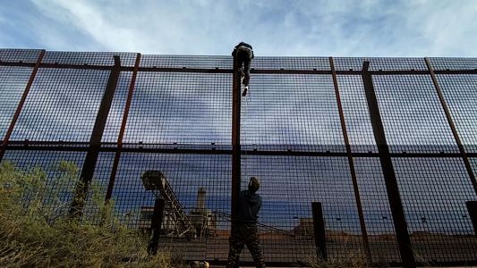 Lanzaron a un nene de 4 años desde el muro de 10 metros que separa a México de EE.UU.