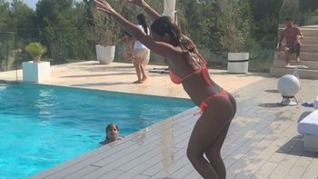 La arriesgada pirueta de Antonela Roccuzzo para entrar a la pileta