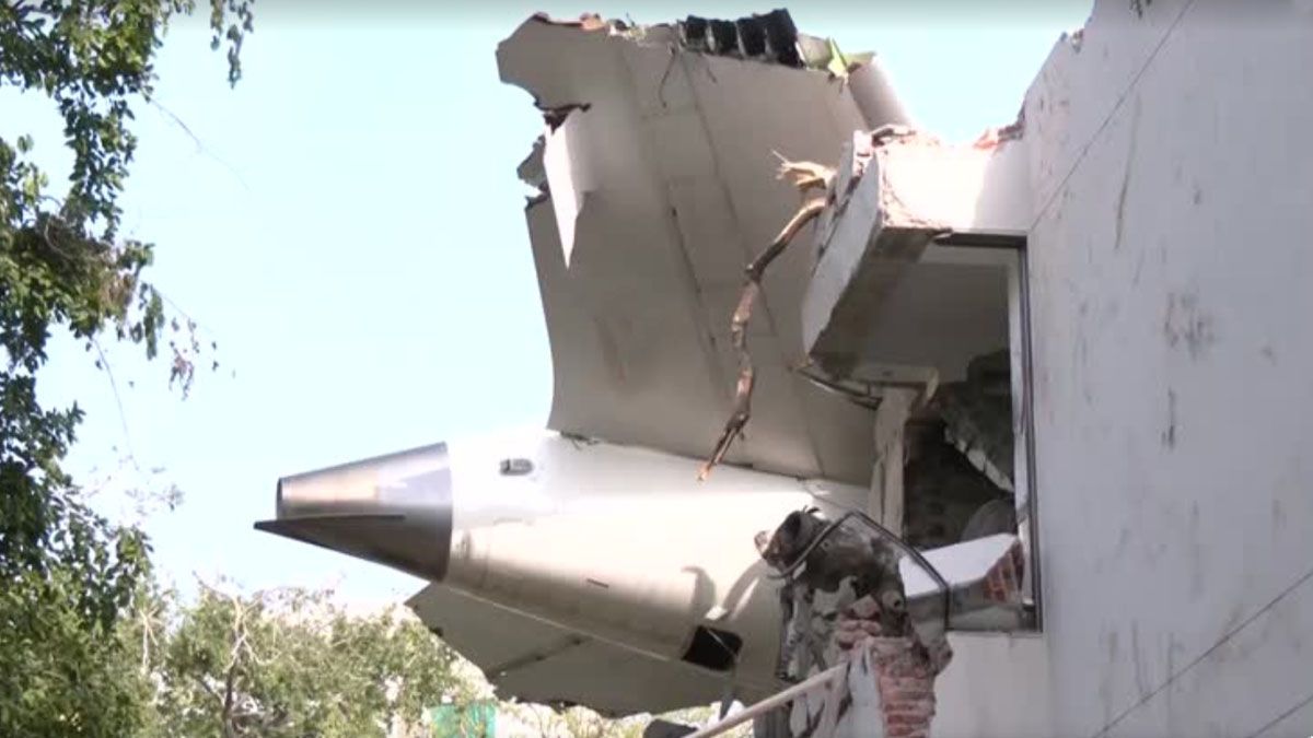 Una parte de la cola del avión se incrustó en una vivienda pegada al aeropuerto. (Foto: Gentileza NYPOST)