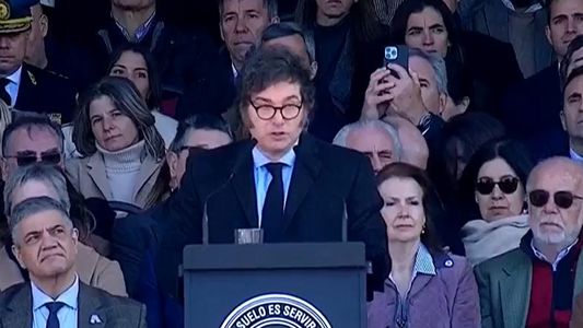 Milei inicia la campaña electoral: presencia en la Rural, el adiós a Villarruel y la búsqueda de una foto con Trump