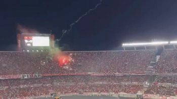Identificaron al barra de River que arrojó las bengalas en el Superclásico: quién es y de qué se lo acusa