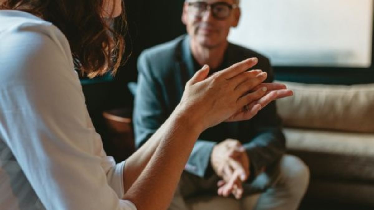 El significado de mover las manos al hablar