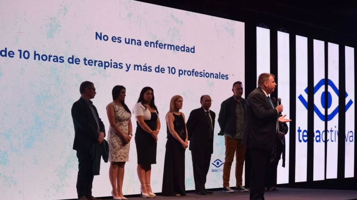 Presentación de ONG para concientizar sobre el autismo ante más de 1000 personalidades.&nbsp;