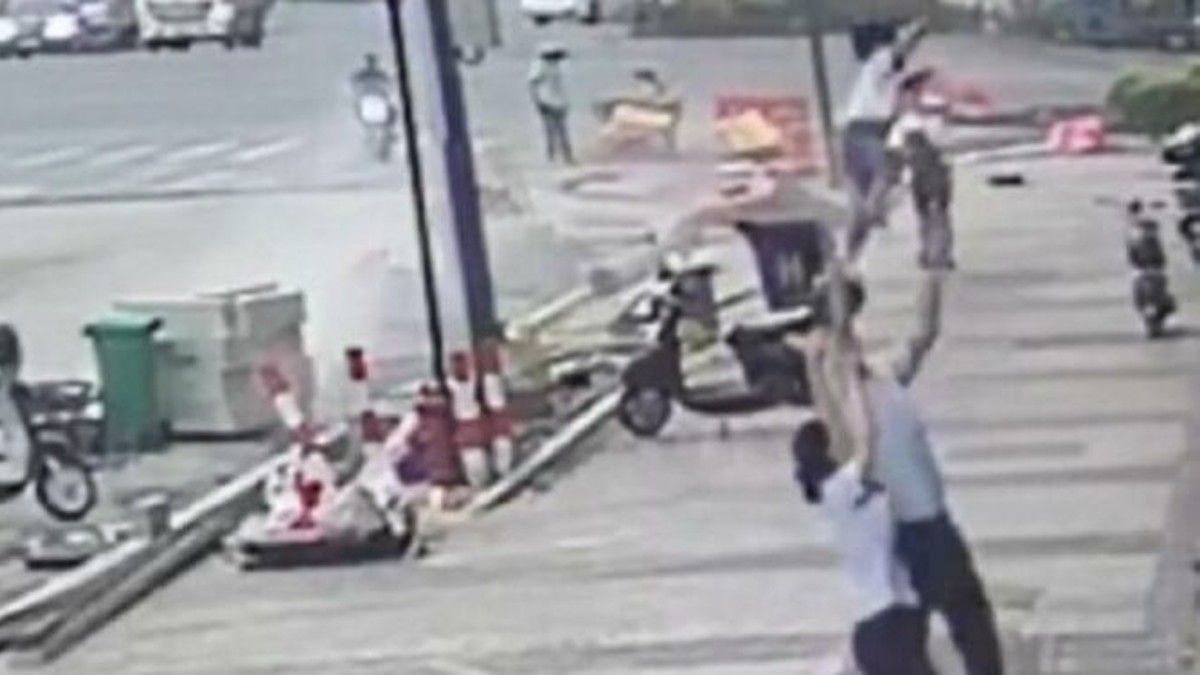 El hombre agarró a la nena en el aire y evitó que impactara contra la vereda (Foto: captura de video).