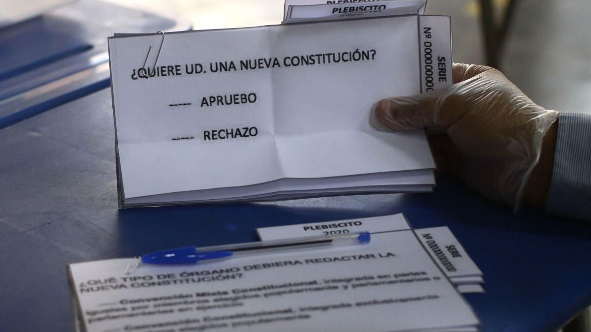 A un año del estallido y bajo estrictos protocolos por el COVID, Chile decide si reforma su Constitución