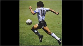 Un artista marplatense recorrió 63 kilómetros en bicicleta para formar una imagen de Maradona