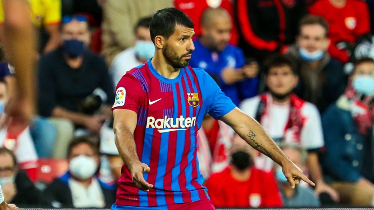 El Kun Agüero volverá a jugar en 2022.
