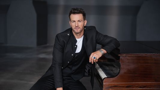 Axel presenta Cambiar el destino, canción original de la película Humo bajo el agua