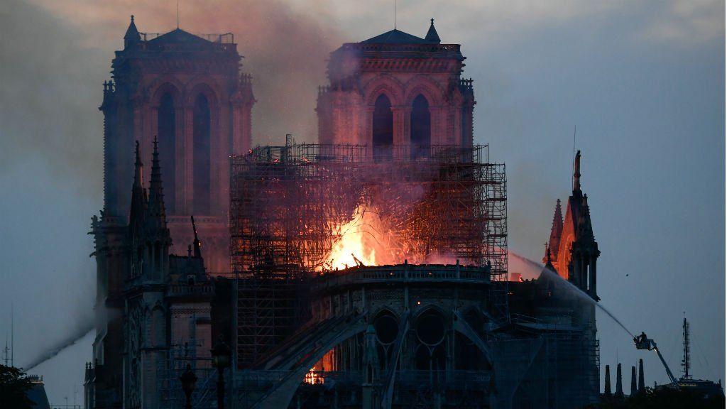 Cómo fue el incendio en la catedral de Notre Dame: se cayó su emblemática  aguja pero