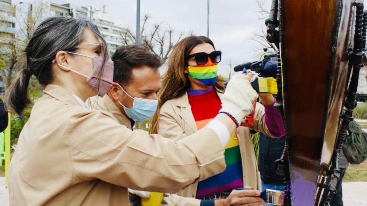 Flor de la V, Gisela Marziotta y Luis Bremer conmemoraron el día del Orgullo dándole color a una escultura de Alejandro Marmo