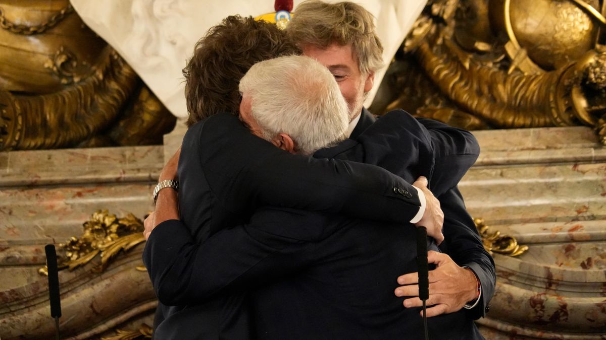 El abrazo entre Javier Milei y&nbsp; Mariano Cúneo Libarona y Juan Bautista Mahiques (Foto: Presidencia).