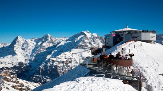 Así es el restaurante giratorio que aparece en James Bond
