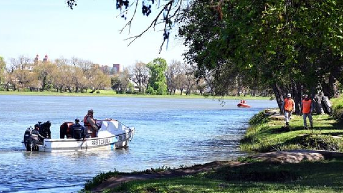 Se tiró al río a buscar una pelota