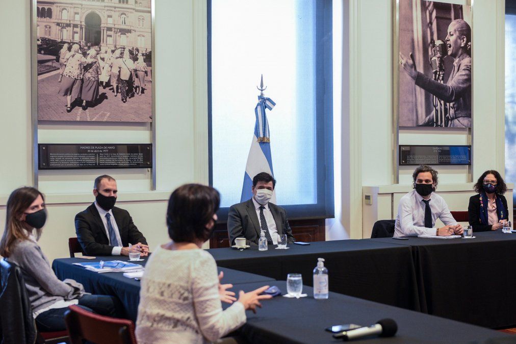 Con más dudas que certezas, la Casa Rosada debate cómo se van a pagar los aguinaldos y los sueldos de junio