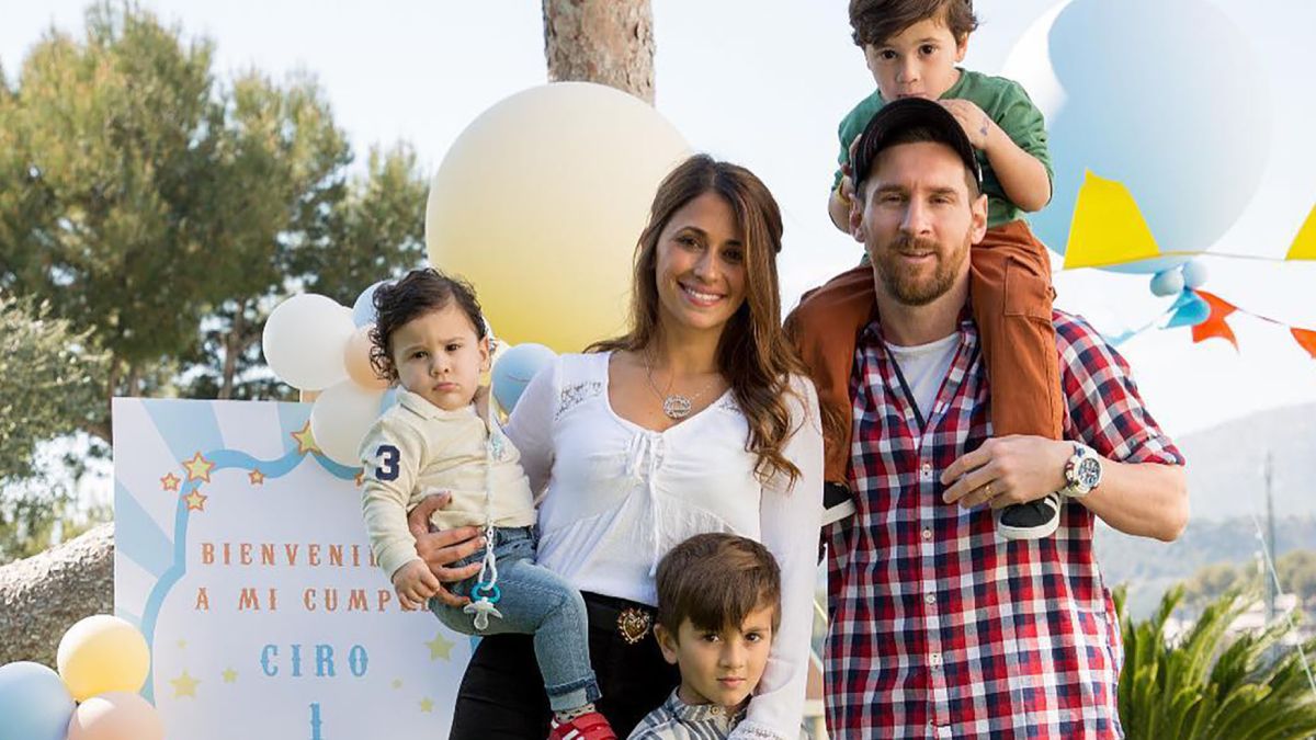 Lionel Messi con Antonela y sus hijos.