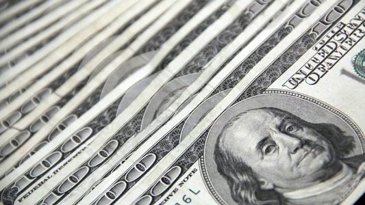 El dólar blue sigue en aumento mientras los bonos profundizan su caída y empujan el riesgo país