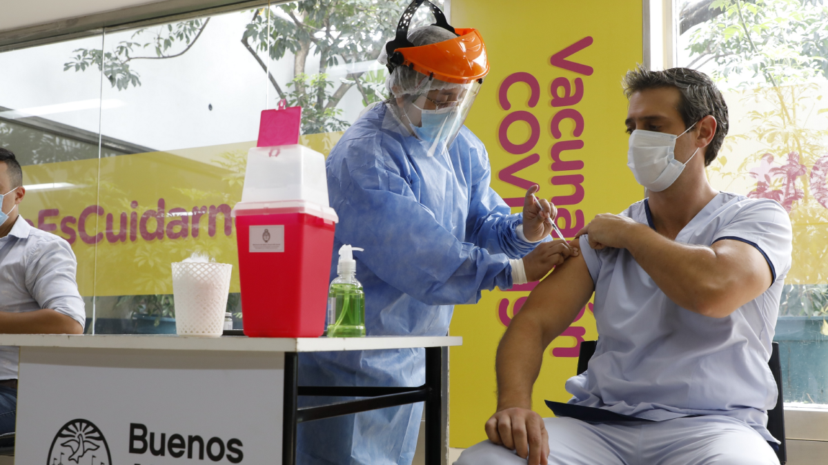En CABA continúa la inmunización con vacunas COVID-19, pero aumenta la inquietud por la segunda dosis de la Sputnik-V. (Foto: Télam)