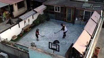 Zhang Baoqi, de 66 años, explicó al canal estatal chino CCTV que considera que el hockey sobre hielo ayuda a formar en los niños el sentido de la valentía y la tenacidad, ya que enseña a levantarse y seguir adelante aun tras una dura caída.