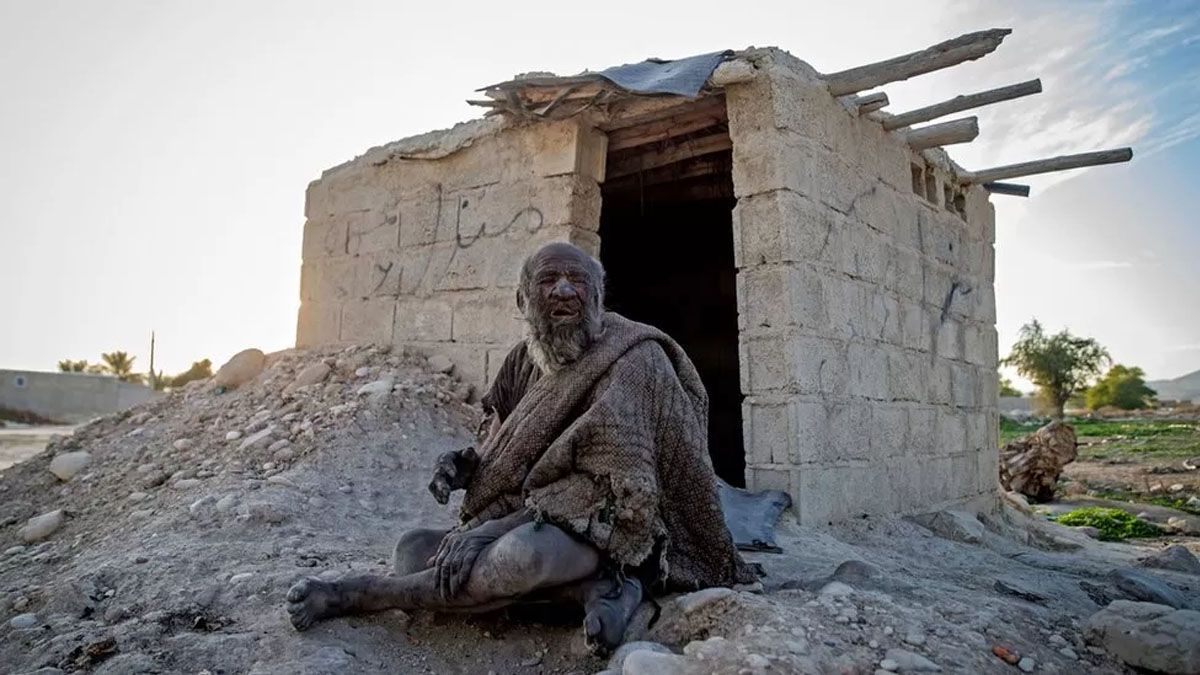 Amou Haji, al frente de la choza en la que vivía. Dormía en un pozo que cavó en su interior (Foto: Gentileza The Teheran Times)