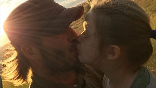 David Beckham se defiende de quienes lo critican por besar a su hija en la boca