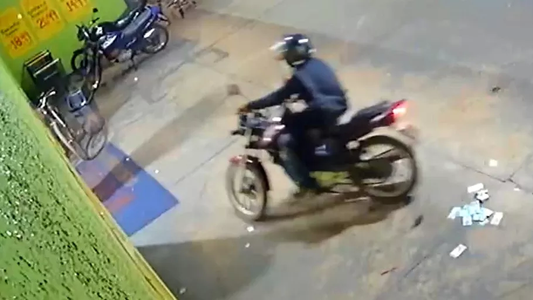 Un ladrón despistado: escapó con la mochila abierta y se le volaron los billetes