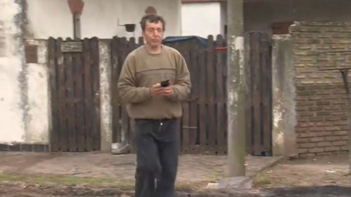 Piedrazos, insultos y barricadas: el calvario que sufre un barrio entero por un vecino desquiciado. (Foto: captura de video)