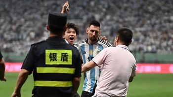 Lionel Messi, al ser interceptado por un hincha chino. Lionel Messi, al ser interceptado por un hincha chino.