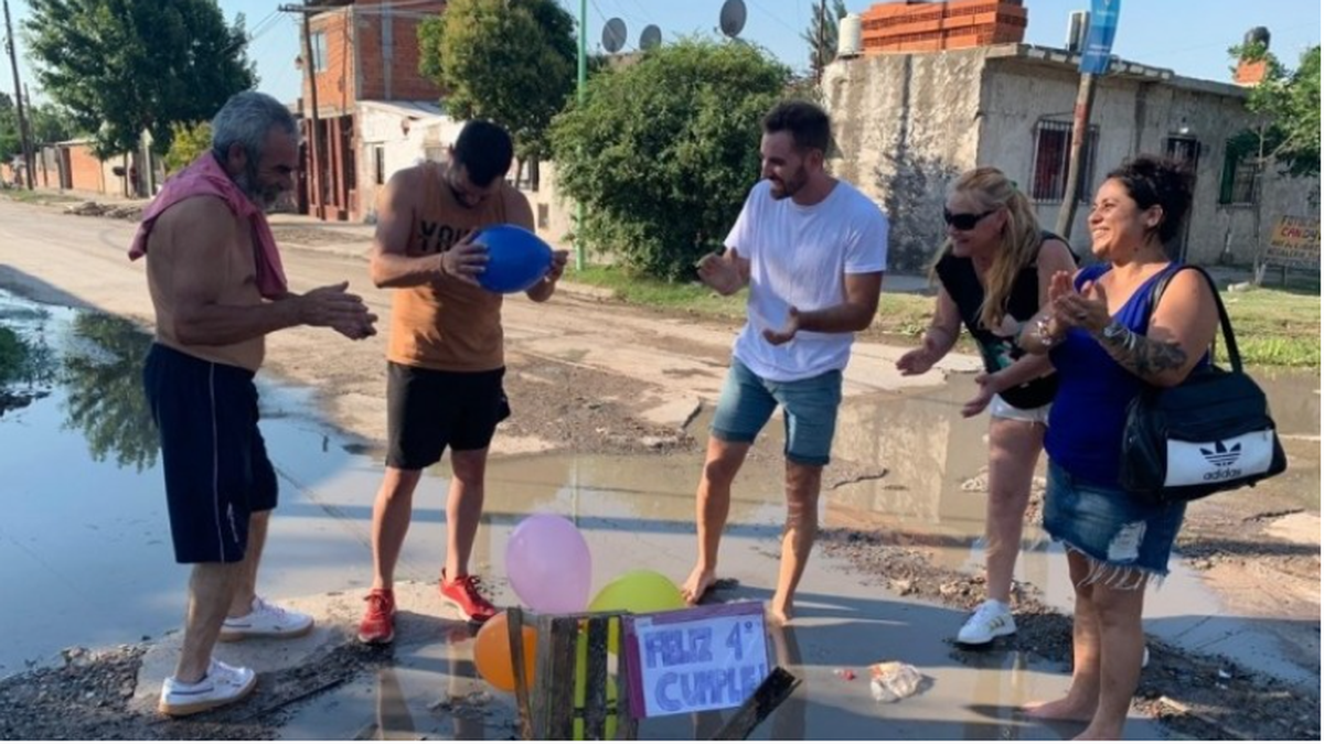 Fiesta sorpresa en Berisso: un bache cumplió 4 años y los vecinos le organizaron su "cumpleaños" (Foto: gentileza El Día).