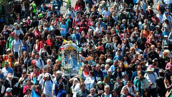 La tradicional caminata hacia la Basílica reunirá este fin de semana a cientos de miles de fieles bajo el lema “Madre, en tu abrazo nos reconocemos hermanos”. (Foto: archivo). La tradicional caminata hacia la Basílica reunirá este fin de semana a cientos de miles de fieles bajo el lema “Madre, en tu abrazo nos reconocemos hermanos”. (Foto: archivo).