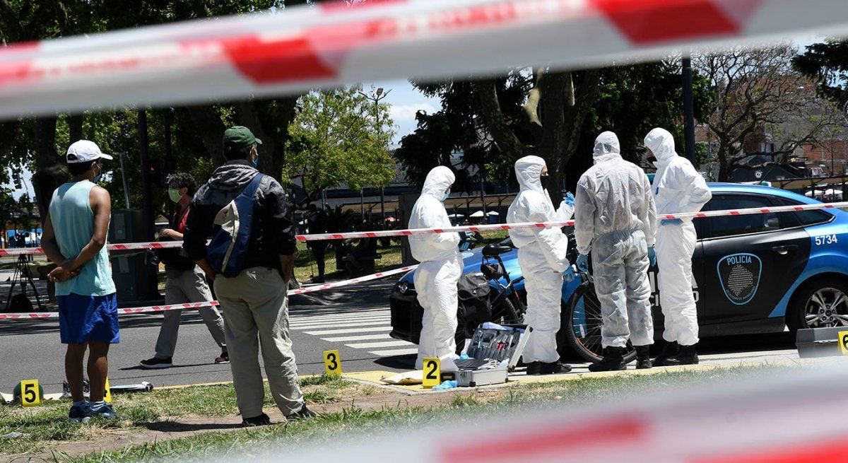 Asesinan de un disparo en el rostro a un hombre que paseaba en bicicleta por Retiro y hay un menor de 15 años detenido