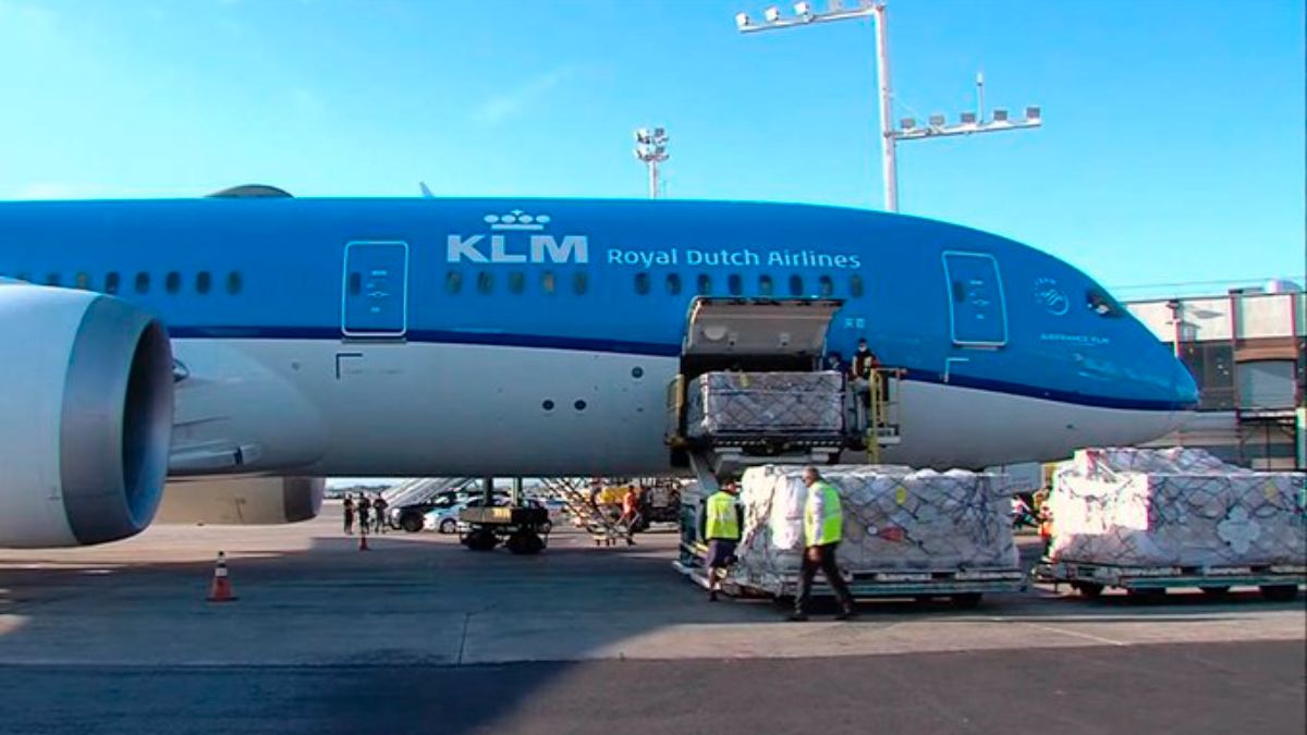 Un avión de la aerolínea KLM trajo esta madrugada al país más de 200.000 dosis de la vacuna AstraZenaca contra el coronavirus.