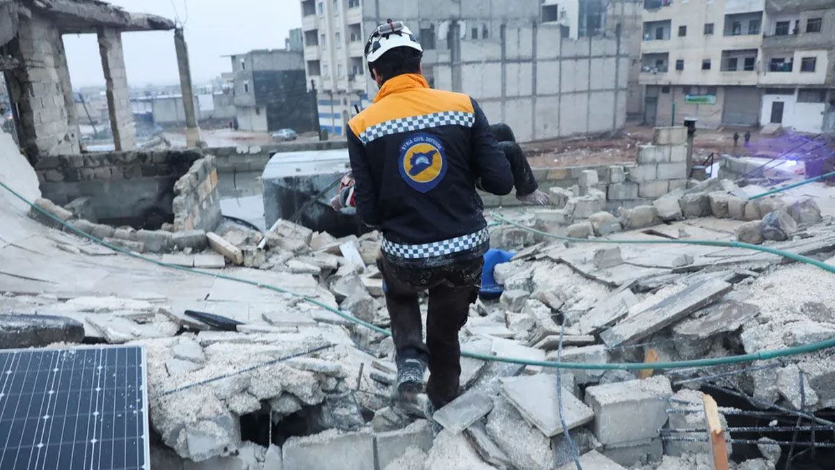 Un rescatista sirio en Alepo, la ciudad que más sufrió el terremoto, tras 10 años de guerra civil (Foto: Euro News)