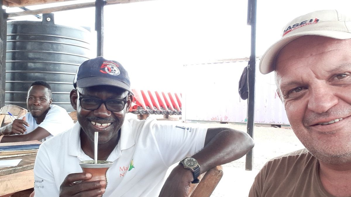 Junto a su amigo George, en Ghana. 