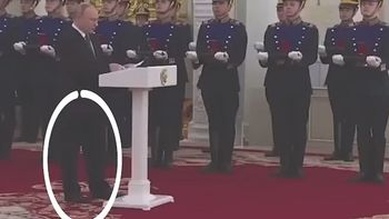 La última presentación de Vladimir Putin, con un temblequeo preocupante en sus piernas (Foto: Gentileza NY Post)