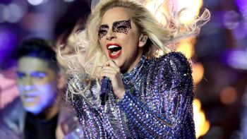 Lady Gaga aparece en una revista sobre la artritis para hablar de sus dolencias