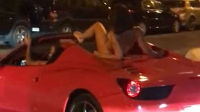 Paseó a una mujer desnuda arriba de su Ferrari, lo escracharon en redes