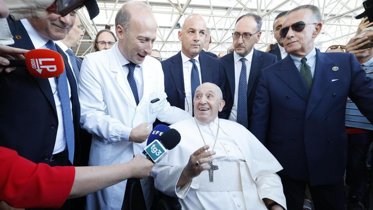 El doctor Sergio Alfieri con el papa Francisco. Dio detalles de las dos veces en que el Papa estuvo a punto de morir. (foto: Gentileza Corriere della Sera)