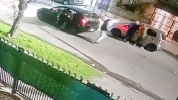 Video: tres delincuentes fueron abatidos tras intentar robarle el auto a una pareja de policías en La Matanza