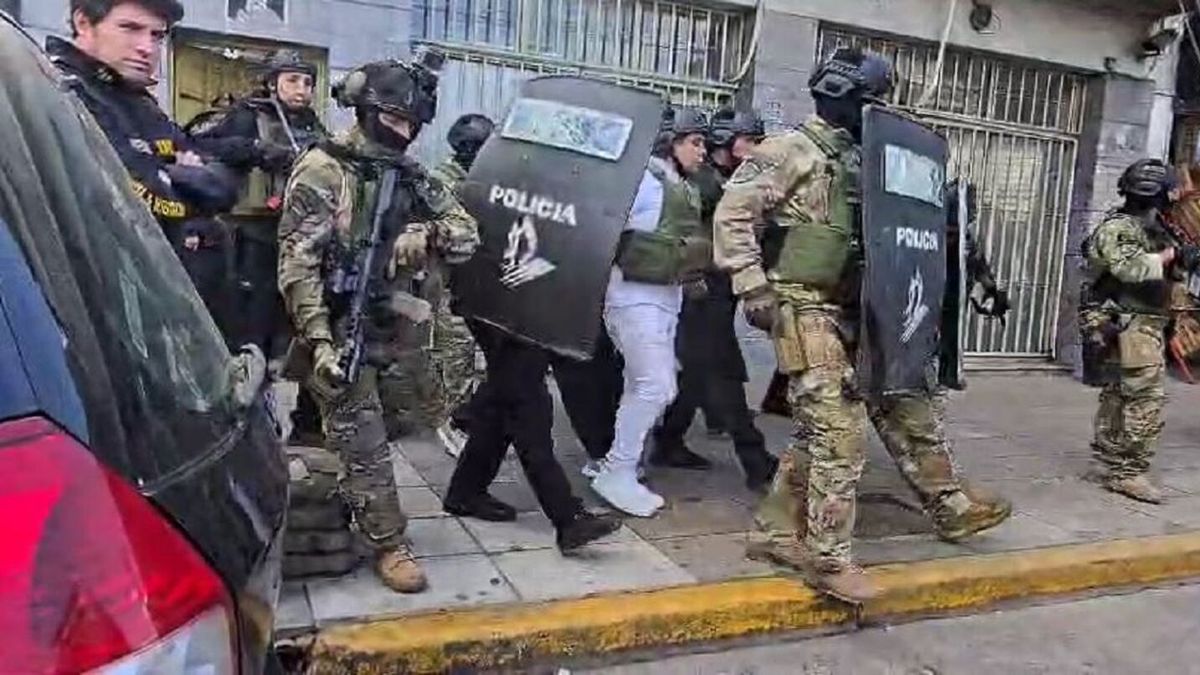 As&iacute; trasladaban al &ldquo;Se&ntilde;or Jota&rdquo; luego de presentarse ante el fiscal Arribas. (Foto: DDI)