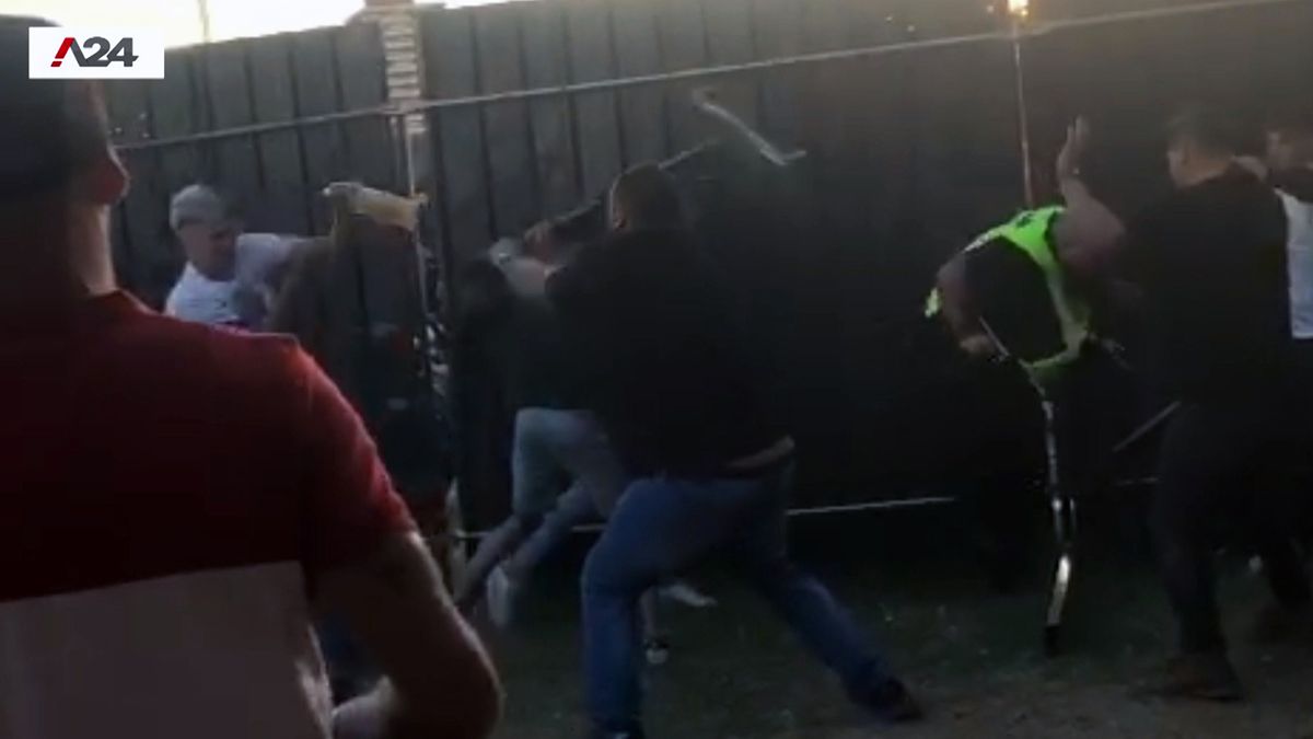 La trifulca se extendió a otros sectores, en momentos en que el cantante argentino, Callejero Fino, estaba dando su show.(Foto: Gustavo Descalzi)