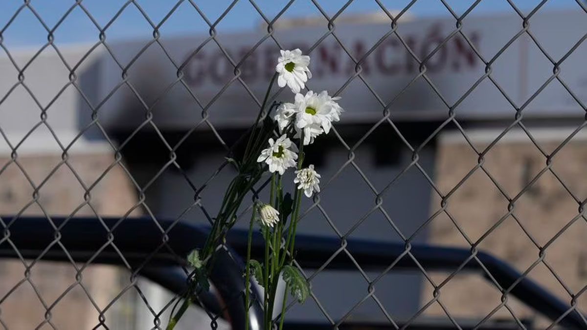 Familiares de las v&iacute;ctimas protestaron en la gobernaci&oacute;n de chihuahua y colocaron flores por los muertos. (Foto:Gentileza El universal)