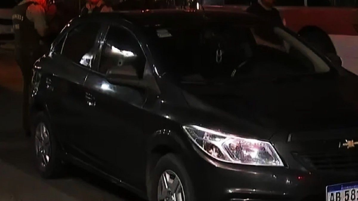 Así quedó el auto atacado. Foto: gentileza contextotucuman