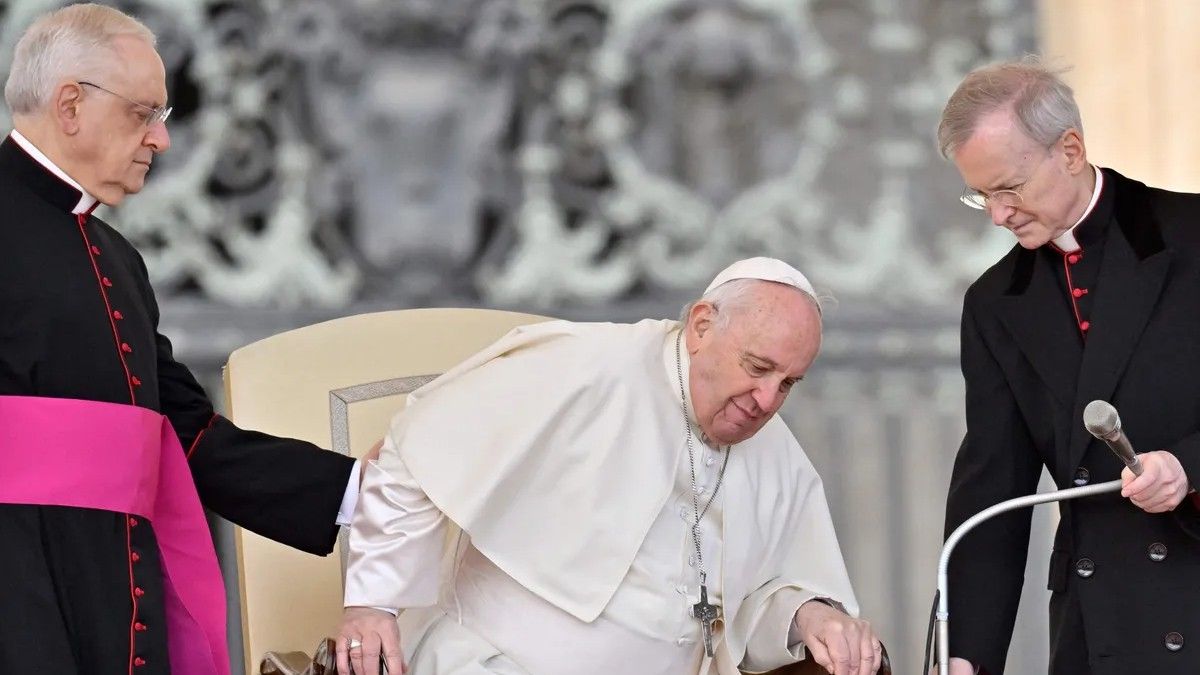 Al Papa lo ayudan a sentarse durante una audiencia en el Vaticano. (Foto: AFP) 