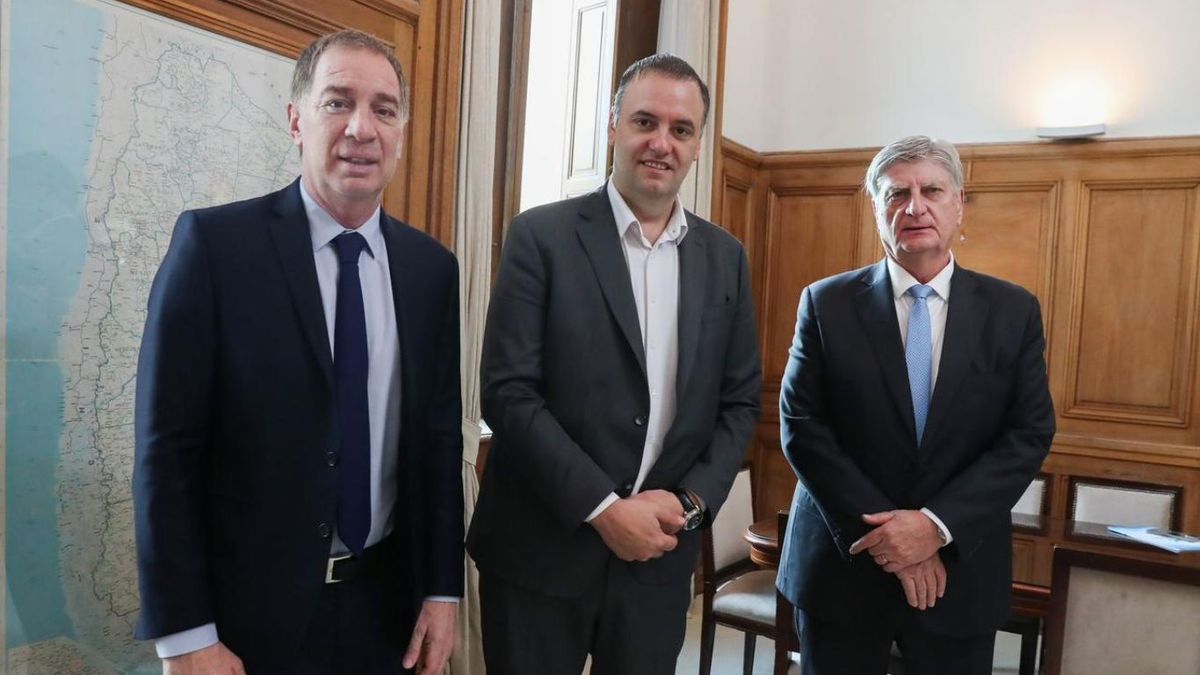 Diego Santilli recibió al gobernador de La Pampa para negociar el Presupuesto antes de las sesiones extraordinarias. (Foto: Presidencia)