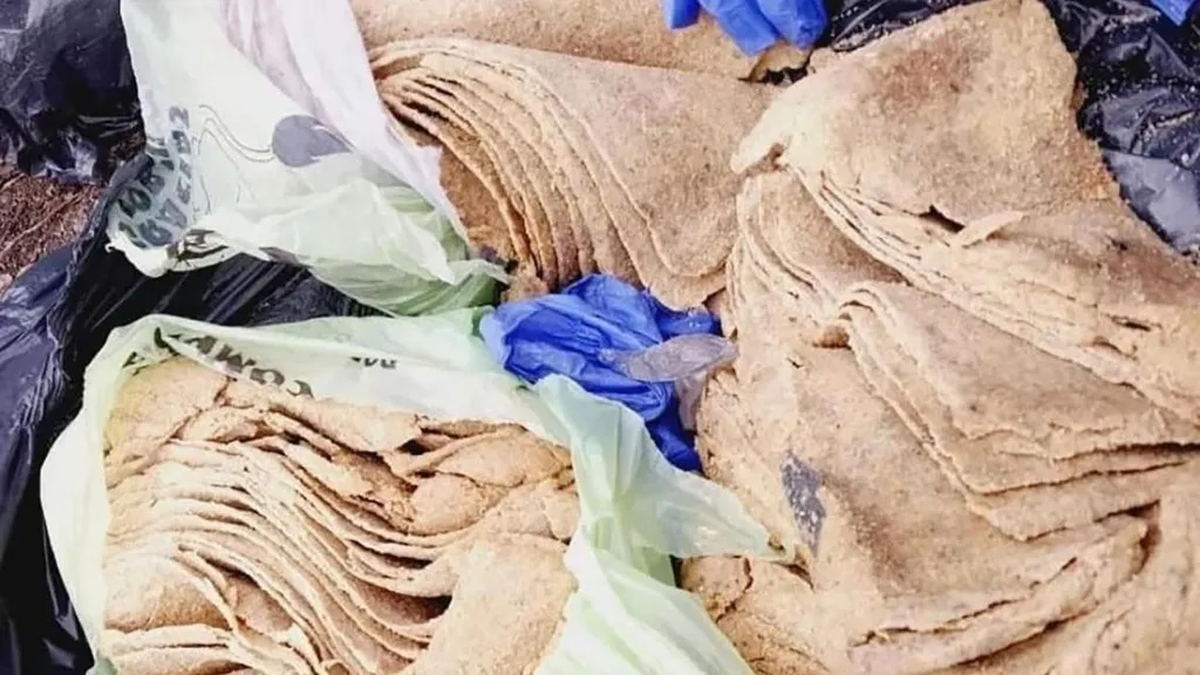 Milanesas de papel higiénico: inspectores de Bromatología clausuraron el puesto que tenía el vendedor en una fiesta patronal.&nbsp;