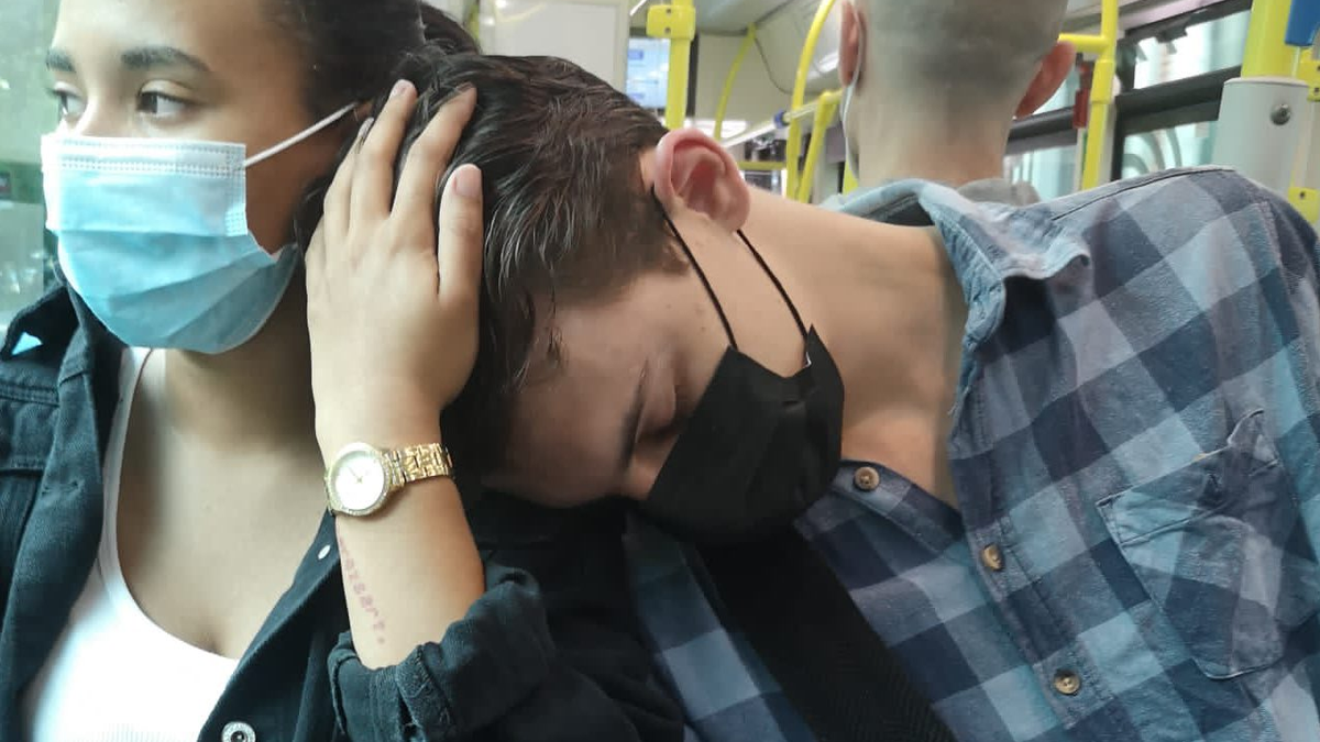 Se durmió en su hombro mientras viajaba en colectivo